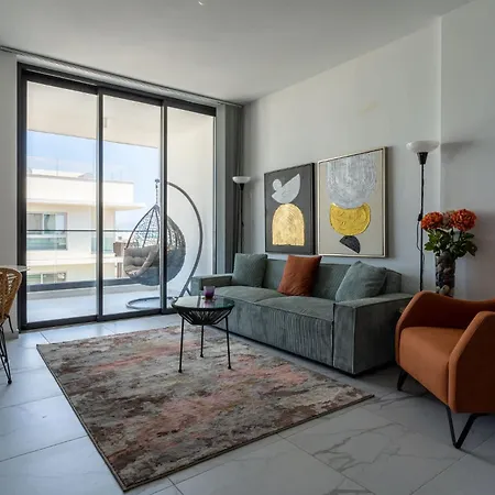 Coastal 2br Sea View Near Mackenzie *
